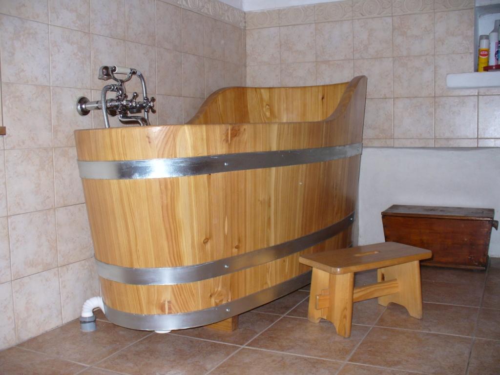 dřevěná vana, dřevěné umyvadlo, koupelna ve dřevě, bath wood