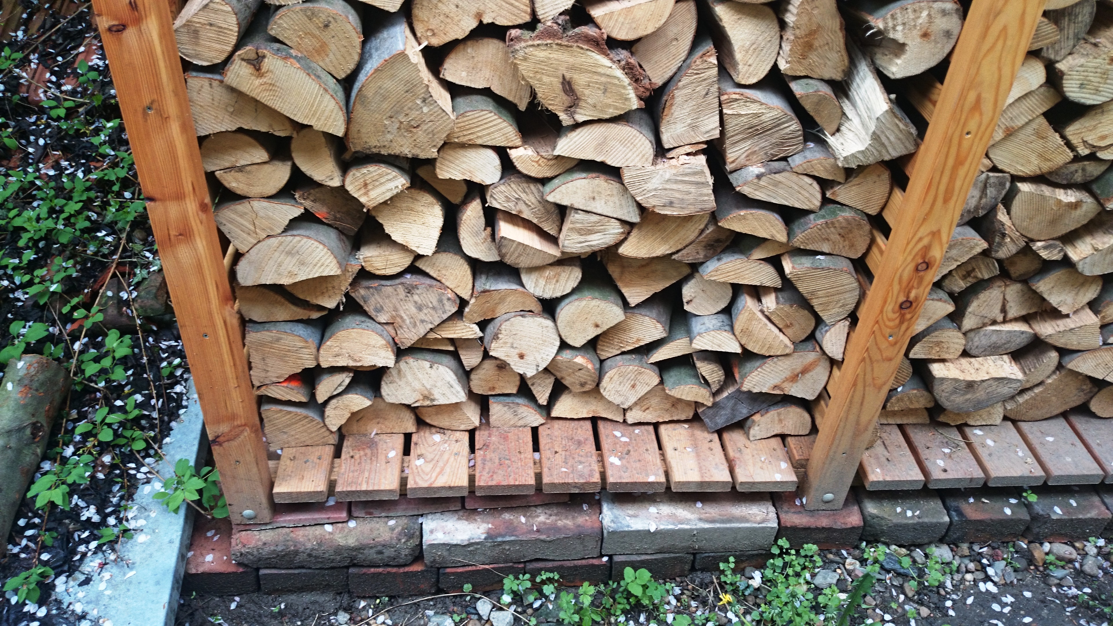 dřevník, ukládání dřeva, uložení dřeva, dřevo na topení, palivové dříví, dřevo do krbu. modřín