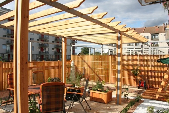 zahradní pergola,soukromí na zahradě, zastřešení posezení, keliwood